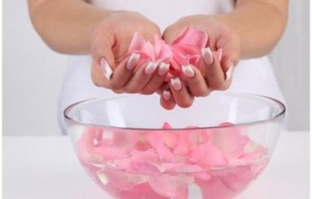 Gülsuyu: Buzdolabında 1 şişe gülsuyu bulundurun. Dışarıdan geldiğinizde bilek ve kasıklarınıza sürün, serinleyeceksiniz.