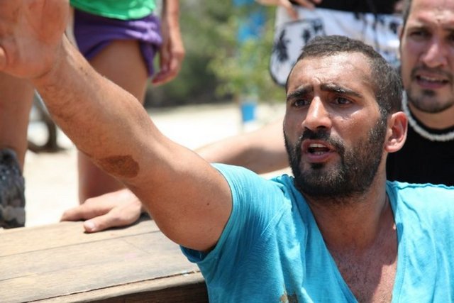 Survivor'ın başından bu yana birbirlerine iğneliyici sözler söyleyen Ümit Karan ile Duygu'nun kavganın büyümesi üzerine Alp Kırşan araya girdi ve tarafları sakinliğe davet etti.