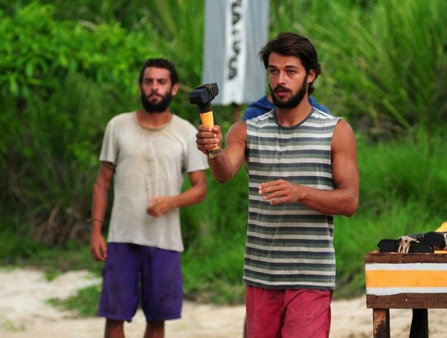 Survivor'da zaman zaman gergin anlar da yaşandı. Survivor'da Gönüllüler takımından Duygu ile, Murat ve Hilmi Cem birbirlerine girdi. Gönüllüler konseye giderken sinirler gerildi. Daha önce söylenen sözlerin tutulmamasına ve Fatmagül'ün isminin yazılmasına sinirlenen Duygu ,Hilmi Cem ve Murat'a sert çıktı. Duygu'nun Fatmagül'ün hakkını savunmasına kızan ve "Adam gibi olun, delikanlı olun" lafına sinirlenen Hilmi Cem ve Murat, Duygu'nun üstüne yürüdü. Hilmi Cem "kimse benim adamlığıma laf edemez" diye Duygu'nun üstüne yürürken Murat da senin "ağzını dikerim" diye tehdit etti.