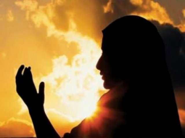 Ramazan Bayramı'nın ilk gününde camilerde bayram namazı kılınır...