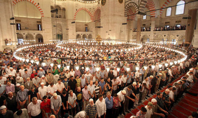 Bayram namazını yalnız erkekler kılar...