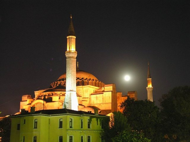 Hangi gün olduğu bilinmemekle birlikte Ramazan ayının 27. gecesi Kadir Gecesi olarak kabul edilir.