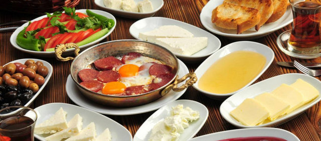 Uzmanlar sahuru erken kahvaltı gibi düşünerek gün boyunca tok tutacak, kan şekerinizin düzenli seyretmesini sağlayacak protein içeriği yüksek besinlerden oluşan bir kahvaltı hazırlanmanız tavsiyesinde bulunuyor...