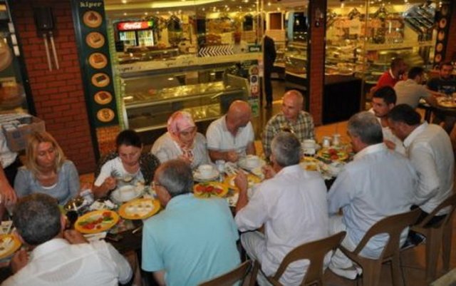 Bakara Suresi'ne göre Kur'an'ın İslam peygamberi Muhammed'e gönderilmesi Ramazan ayında başlamıştır ve bu ay içinde "oruç" tutmak müslümanlara emredilmiştir. İlgili ayet şöyledir: -  -