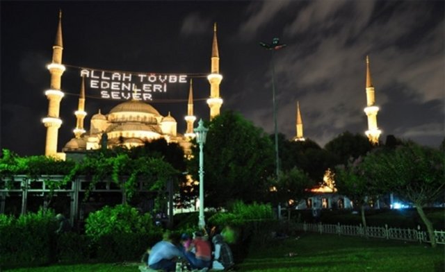 Birçok ailede yaygın olarak iftarda ve sahurda yemekle birlikte çay tüketildiğini ifade eden Oğuzhan, şunları anlattı: -