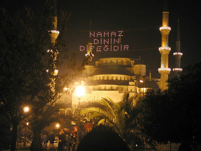 Bu ziyaretler esnasında genellikle kolonya, tatlı ve şekerlemeler ikram edilir...