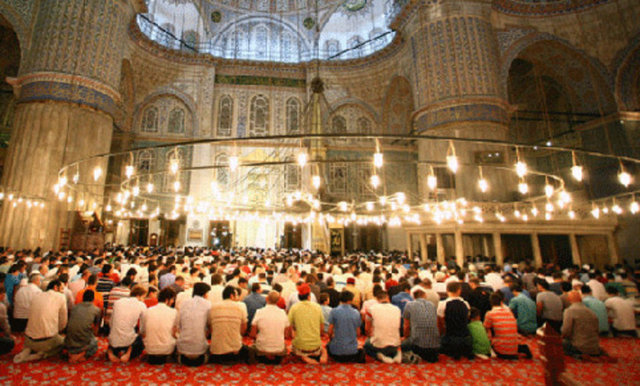 Ramazan Bayramı İslam aleminde, oruç tutma ayı olan Ramazan'ın ardından üç gün boyunca kutlanan dini bir bayram...