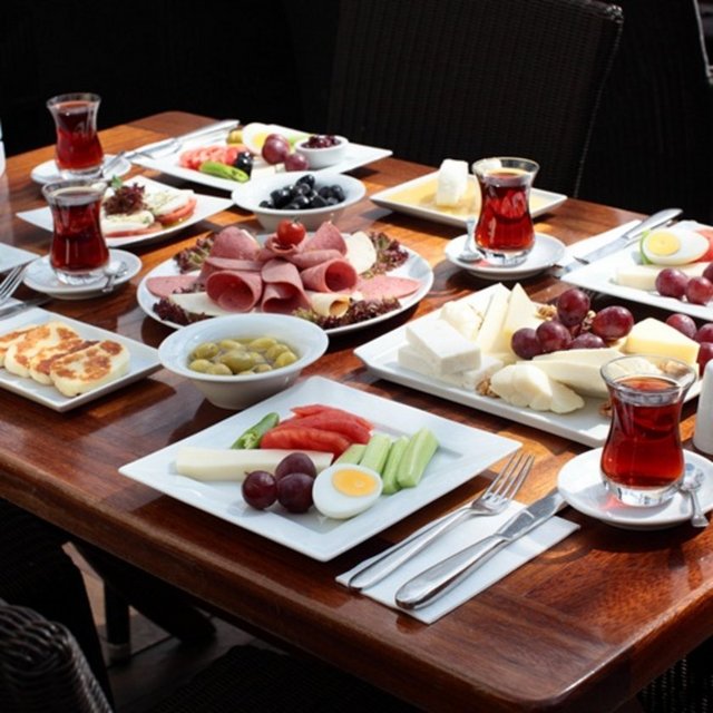 Uzmanlar sahurun kahvaltı öğünü gibi düşünülüp kahvaltıda yenilen tarzda yiyeceklerin tercih edilmesini ve bol miktarda sıvı tüketilmesini öneriyor...  -