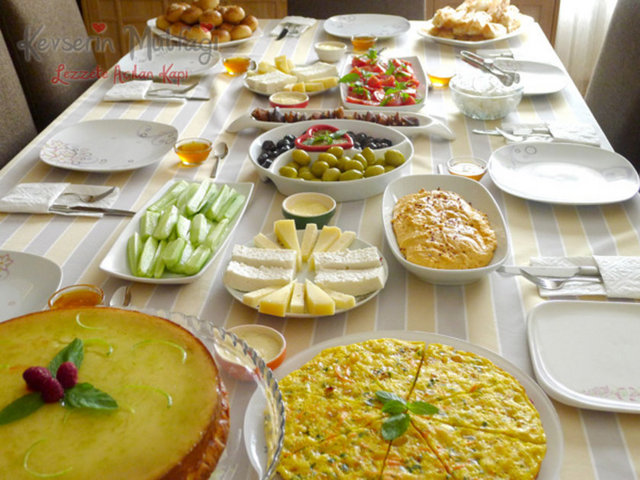 İftar ve sahur arasında da bol sıvı tüketilmesi gerektiğini vurgulayan Oğuzhan, yağ içeriği az olan ayran, su, kalp ve tansiyon rahatsızlığı yoksa maden suyu, az şekerli komposto, hoşaf tüketilebileceğini, hazır meyve suları yerine de taze sıkılmış meyve sularının tercih edilmesi ifade etti. -