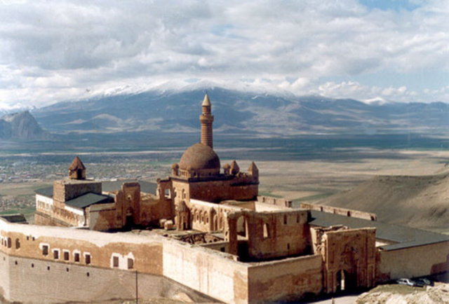 Hem Selçuklu hem Osmanlı -  - Doğubeyazıt'ın 5 km. uzağında sarp kayalar üzerine kurulmuş 116 odalı İshakpaşa Sarayı, Türkistan, Selçuklu ve Osmanlı mimari özelliklerini birleştiren bir yapı olarak karşımıza çıkıyor.