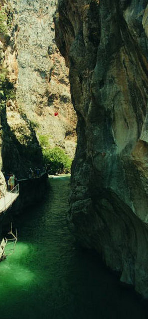 Kanyonda sürpriz yolculuk -  - Fethiye-Antalya arasındaki 18 km. uzunluğundaki Saklıkent, olağanüstü güzellikler sunan bir vadi olarak karşımıza çıkıyor. İlerlemek için kayalara tırmanacağınız mekan size farklı bir deneyim sunacak. -