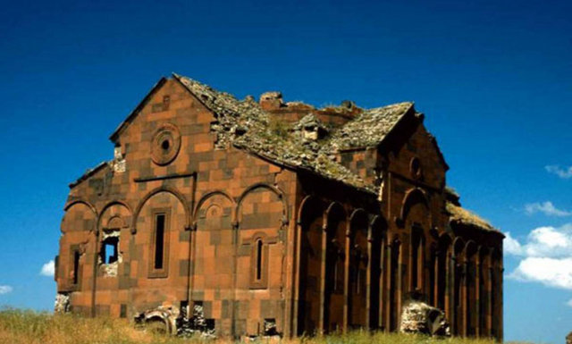 Cami ve kilise bir arada -  - Kars'ta, farklı uygarlıkları simgeleyen eserlerin bulunduğu Ani Harabeleri, en cazip turizm merkezlerinden biri. Farklı uygarlıklara ait cami, kilise, kervansaray ve manastırın yer aldığı mekan tam tarihseverlere göre...  -