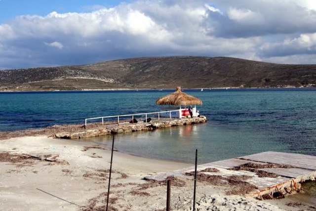 Dünyanın sörfçüsü burada -  - Alaçatı, her milletten sörfçünün akın ettiği yerlerin başında geliyor. Hem rüzgarıyla yılın tüm zamanlarinda sörf yapma imkanı tanıyor hem de doğal güzellikleri, mimarisi ve yetiştirilen doğal ürünleriyle sizi bekliyor. -