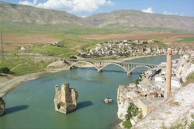 Kültürlerin kavşak noktası -  - Mardin ve Batman arasında yer alan Hasankeyf, konum itibarıyla kültürlerin kavşak noktasında bulunuyor. (Kaynak : Atlas Dergisi)