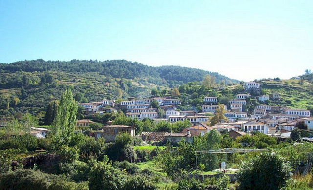 Şirince: Ege'de bir Rum köyü -  - İzmir'in Efes harabeleriyle ünlü Selçuk ilçesinin 8 km. doğusunda üzüm bağlari, şeftali bahçeleri ve zeytinliklerle çevrili tarihi bir Rum koyu Şirince. Burada yapılan Şirince evleri de 19. yuzyıl Anadolu mimarisini yansıtıyor.