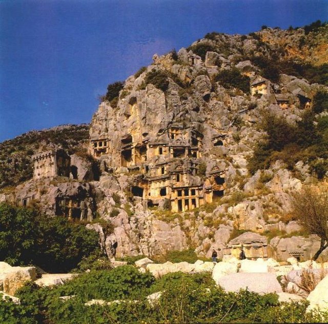 Uluslararası üne sahip -  - Uluslararası bir üne sahip Demre'de Noel Baba Kilisesi, Myra antik kentinin dağa ustalıkla oyulmuş kaya mezarları görülmeye değer yerler. Kaş'a 40 km. mesafede bulunuyor.