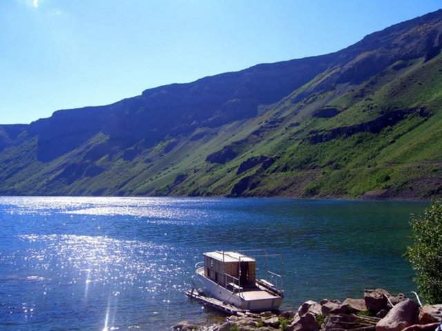Van Gölü'nde günbatımı -  - Van kültürel birikimi ve doğal güzellikleri, yöresel dokusuyla Anadolu'nun motiflerini yaşatabilen bir kent. Türkiye'nin en buyuk gölü bu ilimizde. Van Gölu üç de ada barındırıyor: Bu adalardan en meşhuru Akdamar