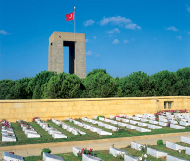 Gelibolu Yarımadası'nda tarih -  - Birinci Dünya Savaşı'nın en kanlı çarpışmalarının yaşandığı Gelibolu Yarımadası, adeta bir savaş müzesi görünümünde. Çanakkale'de bulunan şehitlik, birçok ziyaret mekanı ile hem yerli hem de yabancı turistlerin ilgisini çekiyor.