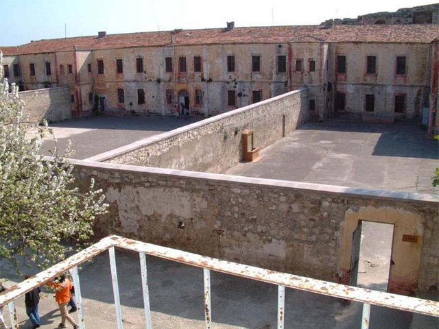 Kalem ustalarının çilehanesi -  - Selçuklular döneminde inşa edilen Sinop Cezaevi, 1997 yılına kadar siyasi mahkumların gönderildiği cezaevi olarak varlığını sürdürdü. Müzeye dönüştürülen hapishanede Refik Halit Karay, Sabahattin Ali ve Necip Fazıl Kısakürek gibi isimler kalmış.