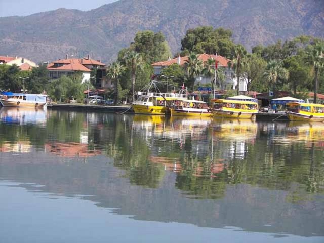 Köyceğiz, tarih ve doğa... -  - Bir liman kenti olarak tarihi 4 bin yıla dayanan şehrin, tercih edebileceğiniz çok farklı özellikleri bulunuyor. Örneğin, Sultaniye köyunde termal kaplıcalara gidebilir, Yayla köyü ve Gökçeova'da safari yapabilirsiniz.