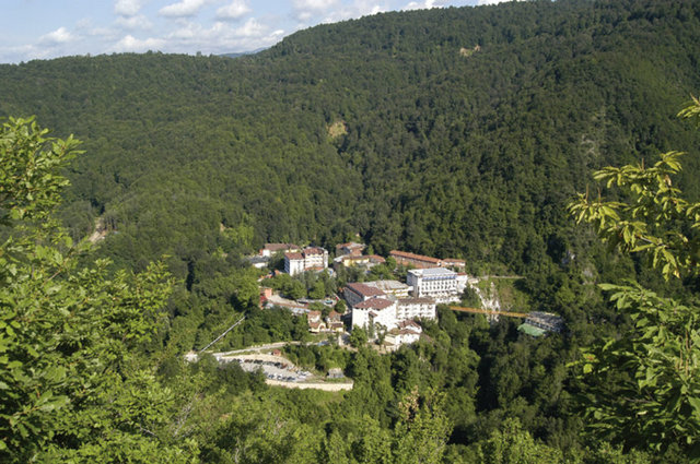 Hem kaplıcası hem yeşili -  - Tatilde herkes farklı yerleri tercih eder. Eğer kaplıca seçeneğinden yanaysanız, İnegöl'e 27 km. uzaklıktaki Oylat Kaplıcaları'nı tercih edebilirsiniz. Orman içindeki mekan, size hem yeşilin en güzelini hem de şifalı sularını sunuyor. -