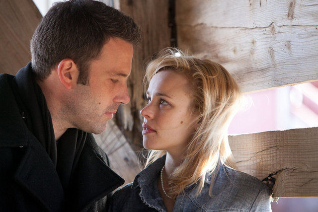 "Aşkın İzleri", "Hiroşima Sevgilim"i andıran yapısını stedicam üzerinden konumlandırıp Tarkovsky-Resnais-Godard arasından bulduğu yolla dikkat çekiyor. Geleneksel aşk filmlerinin uzağında "Hayat Ağacı" etkili bir yapının habercisi oluyor. -