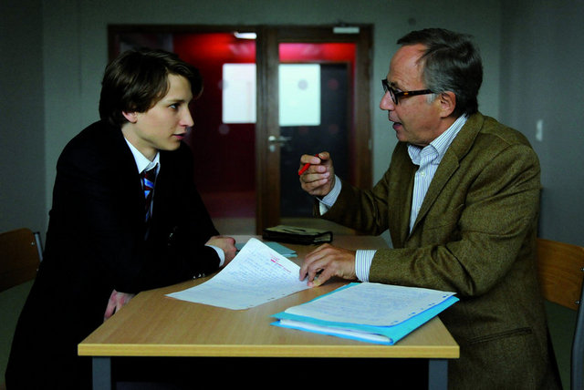 "Evde", 16 yaşındaki eşcinsel bir öğrenci ile onun öğretmeniyle diyaloğunu 'yazım aşaması' üzerinden canlandırıp katmanlı bir dünyanın sözünü veriyor. -  -