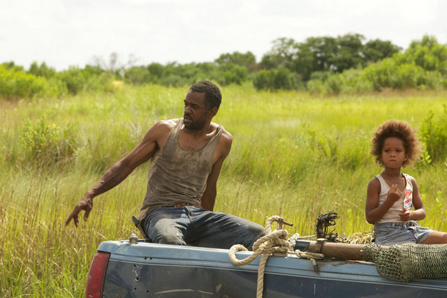 Kıyamet paranoyasını öngörürken işitsel ve görsel açıdan Herzog, Cassavetes ve De Sica'yı örnek alıp gerilla sinemasının yamacına tutunan mucizevi bir eser. "Düşler Diyarı"nın sayısız dalda Oscar adaylığı da bu çeşitliliğin ürünü sanki… -  -