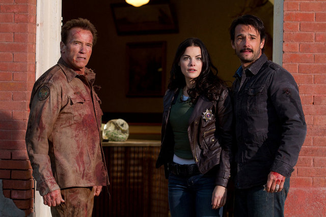 "Geçit Yok", Kim Jee-Woon'un becerisini Arnold Schwarzennegger'in alaycılığı ve yeni kanun adamlığının durumuyla bir kuşak mücadelesine çeviriyor. Peckinpah westerni ile 90'lar aksiyonu arasında 'kan', 'anti-kahraman' ve 'olağan dışı açılar'dan güç alan 'bir köprü' kuruyor. -