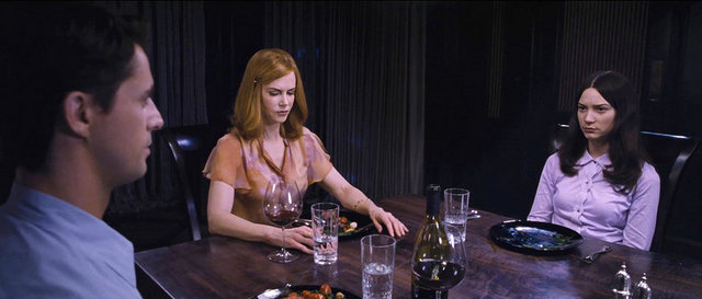 "Şüphenin Gölgesi" ve "Ölüm Korkusu"na öykünen "Lanetli Kan", tüm bu yakıştırmaları hınzır bir Amerikan burjuvazisi eleştirisine dönüşüyor. Bir mirasın peşine düşen aile bireylerinin yüzleştiği 'kaçınılmaz kırılganlık'ı böylece lehine çeviriyor. -  -