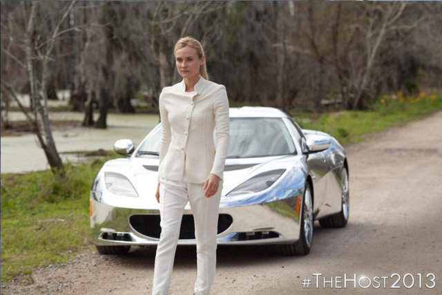 "Göçebe" tam olarak bu yoldan ilerlerken "Fakülte", "Gizemli Şehir", "Ceset Yiyenlerin İstilası", "Solarbabies" ve "Alien Nation"dan izler bulunduran bambaşka kuralları olan bir evrenin içine girmemizi sağlıyor. 'Soul' adlı bir melez ırk yaratıyor. -