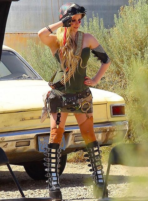 Fransa'da 1 Temmuz'da müzisyen sevgilisi Chad Kroeger'la dünya evine giren Kanadalı şarkıcı ve beste yazarı Avril Lavigne, yeni single'ı 'Mad Max' için çektiği video klipte 'asker' oldu.