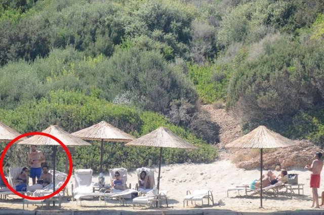 Yakışıklı oyuncu gün boyu şezlongda yatarak geçen sezonun yorgunluğunu attı.