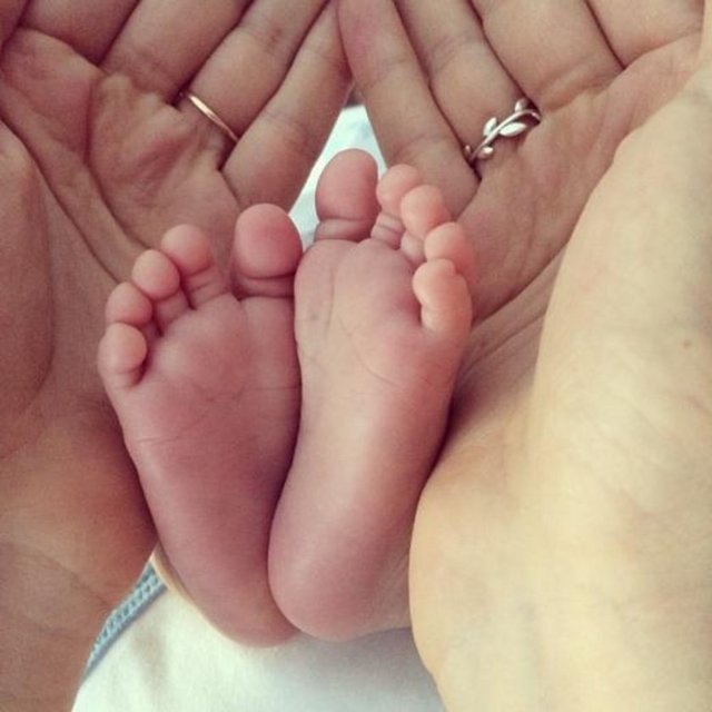 Daha önce de Can bebeğin ellerini ve ayaklarını sosyal medyada paylaşan Avcı, ilk defa oğlunun yüzünü de göstermiş oldu. Avcı, fotoğrafın altına "Aşklarım" notunu düştü.