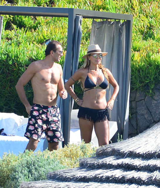 Bodrum'da 'Işıl'dadı... HT MAGAZİN / Uğur SOYSAL  - Eski milli kaleci Rüştü Reçber, eşi Işıl Hanım ve çocukları, yazın son günlerini Bodrum Türkbükü'ndeki evlerinde geçiriyor.