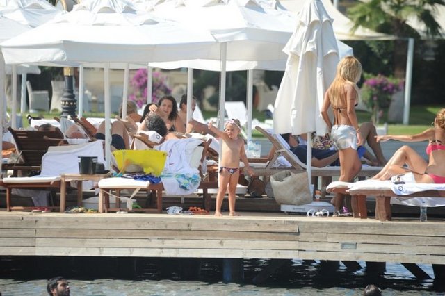 Eski milli kaleci Rüştü Reçber'in eşi Işıl Reçber, geçtiğimiz yıl Yalıkavak Moon Beach'te böyle görüntülenmişti.