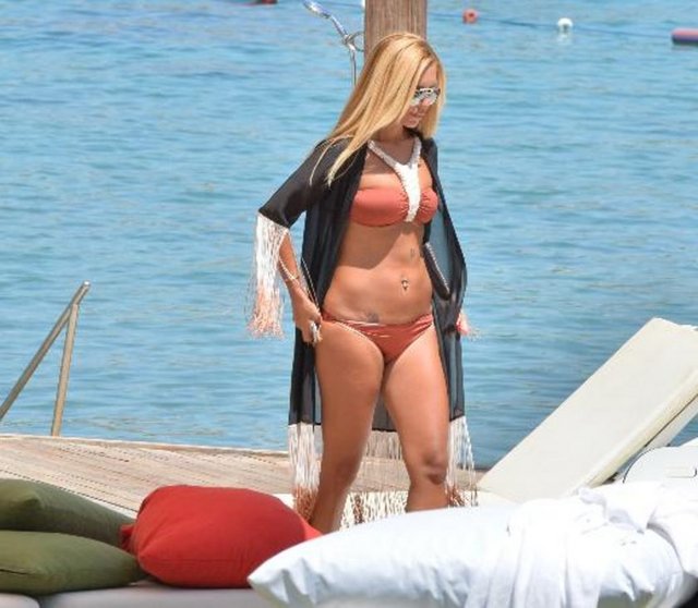 Son günlerin en çok konuşulan isimlerinden Işıl Reçber, hayatına dair merak edilenlerini ve giyim tarzını Hafta Sonu dergisine anlattı.