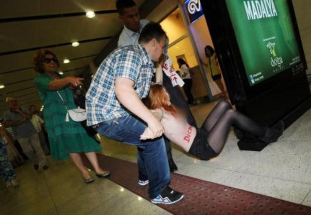 Gezi Olayları nedeniyle eleştirilen bir bankanın önüne geçen Femen üyesi,