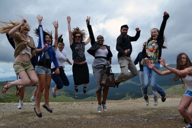 İyi arkadaşlar edinin: Sosyal ilişkilerin mutluluk için önemli olduğunu belirten bilim adamları, sağlam arkadaş ilişkileri kuranların daha mutlu olduğuna vurgu yaptı.