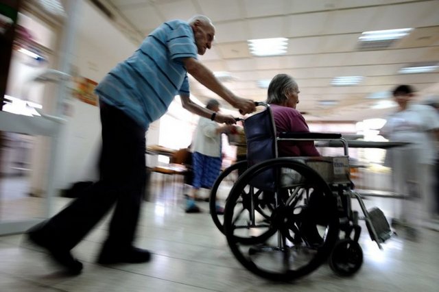 Başkalarına yardım edin: Hediye alanlar, parasal yardımda bulunanlar ya da hayır işleri yapanların mutlu ettikleri için daha mutlu oldukları vurgulandı.