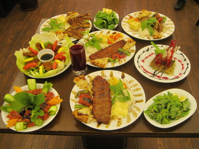 İftarda, ağır kızartmalar, çok yağlı şarküteriler, aşırı asitli içecekler, çok soğuk yiyecek ve içecekler tüketmeyin