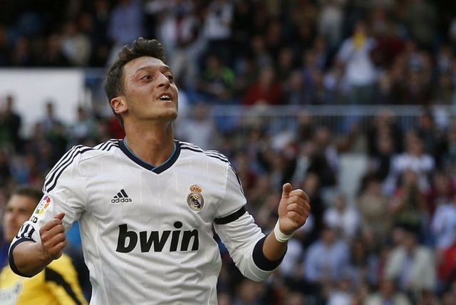Real Madrid'de forma giyen Mesut Özil, İngiliz devi Arsenal'e transfer oldu. Türk asıllı Alman futbolcu için ödenecek bonservis bedeli 42.4 milyon Sterlin.