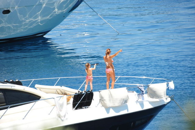 Kızıyla oyunlar oynayan Altuğ, düzgün fiziğiyle dikkat çekti.