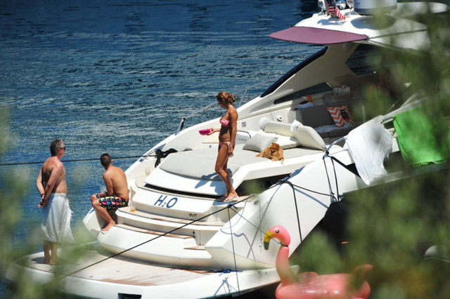 Güzel oyuncu önceki gün Türkbükü'nde demirledikleri teknelerinde eşi Yağmur Atacan ve kızı Su ile görüntülendi.