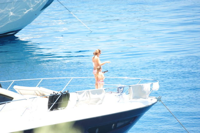 Dürbünle etrafı izleyen Su Atacan, babasının gözetiminde şişme deniz oyuncağıyla oynadı.