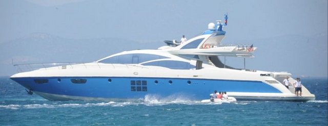 Ilıcalı, saatteki hızı 120 deniz mili (yaklaşık 200 km) olan, 2X1350 beygir gücünde ve 17 metre uzunluğundaki teknesiyle koyları gezip yeni sezon için enerji depoluyor.