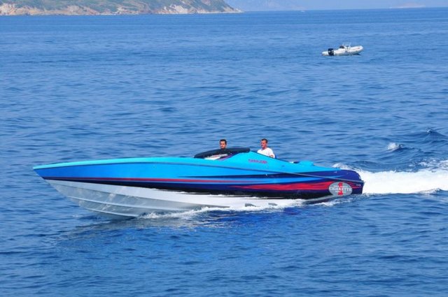 Ilıcalı, geçen yıl Bodrum koylarının tozunu attırdığı Donzi marka teknesini bu yıl Survivor yarışması için Panama'ya götürmüştü