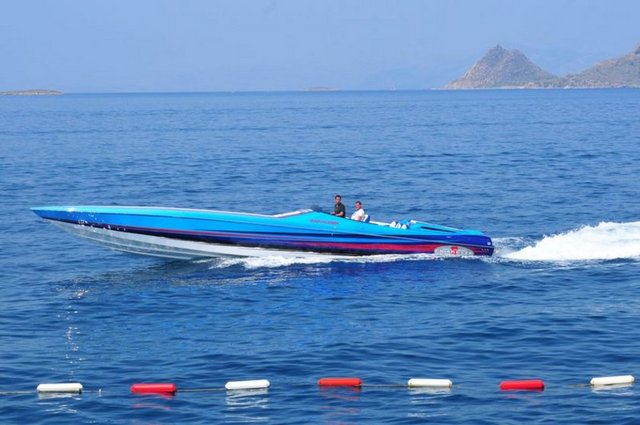 Otomobillere ve motosikletlere olan tutkusuyla bilinen Acun Ilıcalı'nın 1.3 milyon dolar değerindeki Cigarette (Marauder) marka yeni teknesinin Türkiye'de bir eşi daha yok.