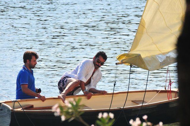 Bodrum'da teknede manken Kübra Küçük'le görüntülenen Kenan İmirzalıoğlu tatil rotasını Çeşme'ye çevirdi.