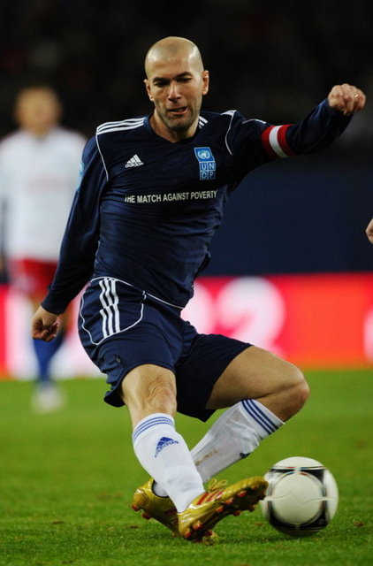 ZİDANE: - ''Oğlumla evimin bahçesinde futbol oynarken ikimiz de en sevdiğimiz futbolcular olurduk. Oğlum ben olurdu, ben ise Ronaldo.''